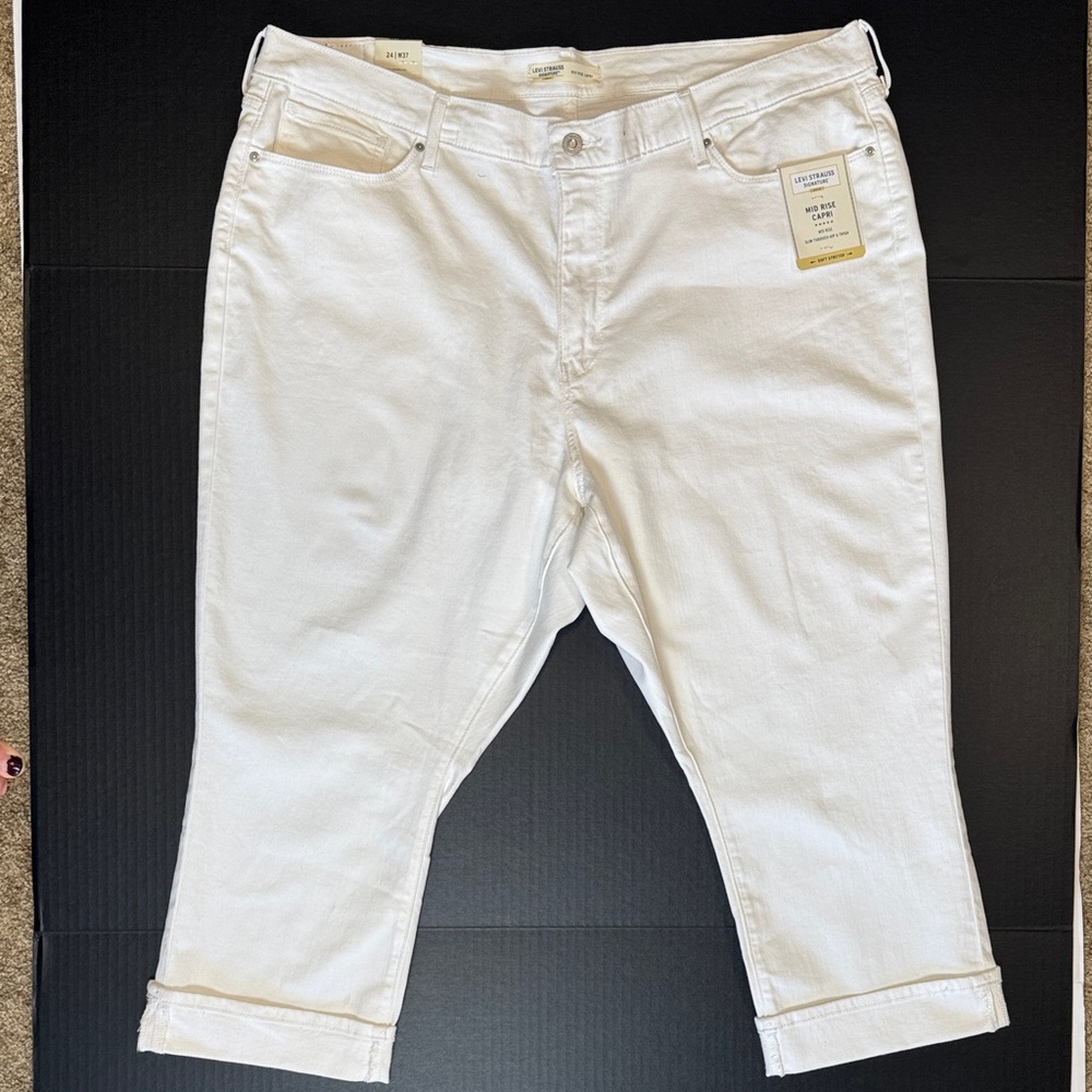 Levi's White Mid Rise Capri